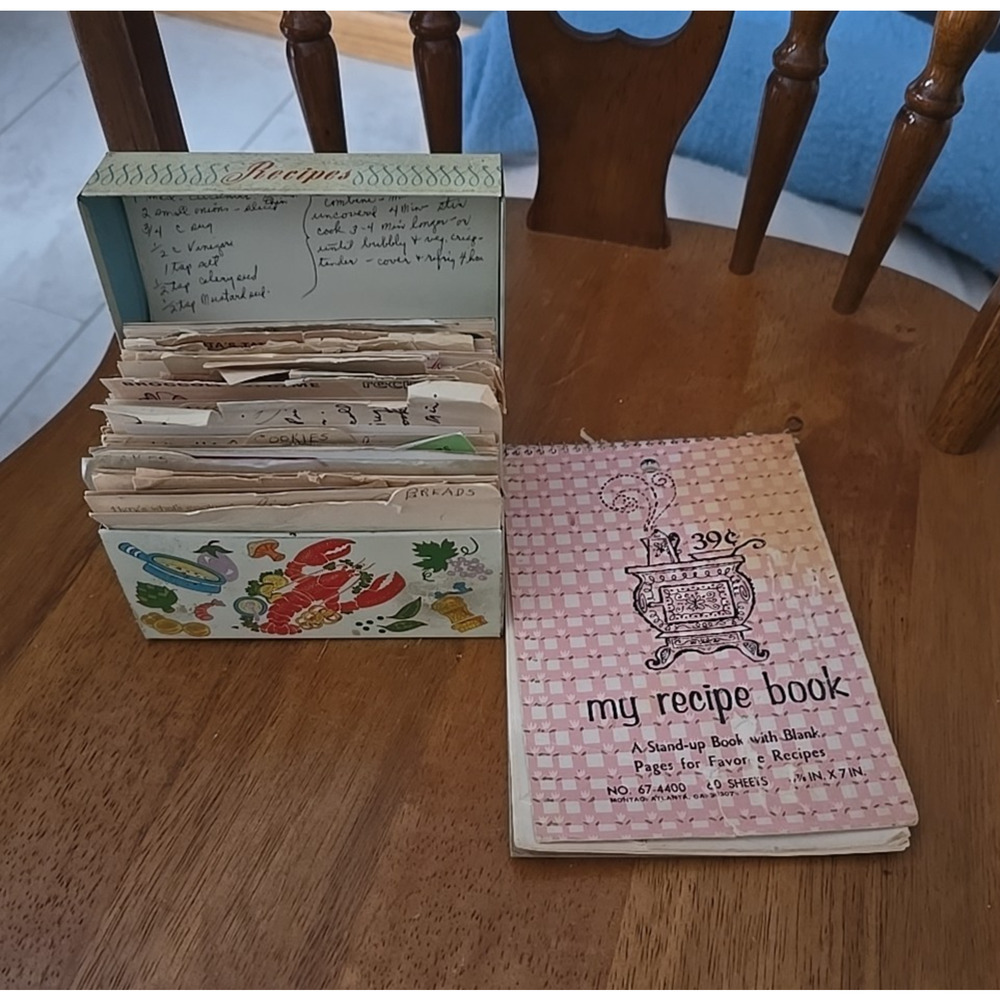 Vintage Handwritten Cut Out Classic Retro Recipe Box and Stand-Up‎ Recipe Book